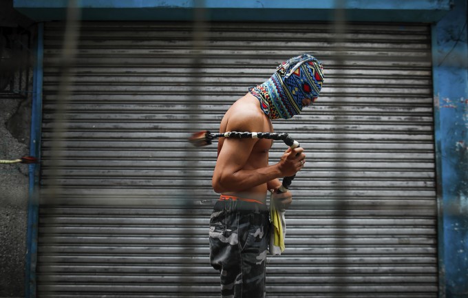 Филиппиннинг Манила шаҳрида «Яхши жума» байрамини нишонлаётган йигит.