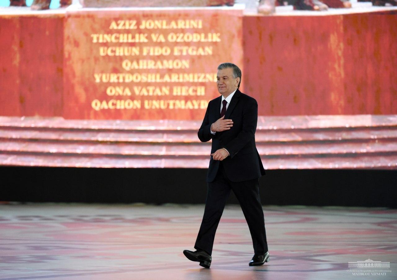 Prezident Shavkat Mirziyoyev Toshkentdagi G‘alaba bog‘i amfiteatrida Xotira va qadrlash kuniga bag‘ishlab o‘tkazilgan bayram tadbirida, 2020-yil 9-may.
