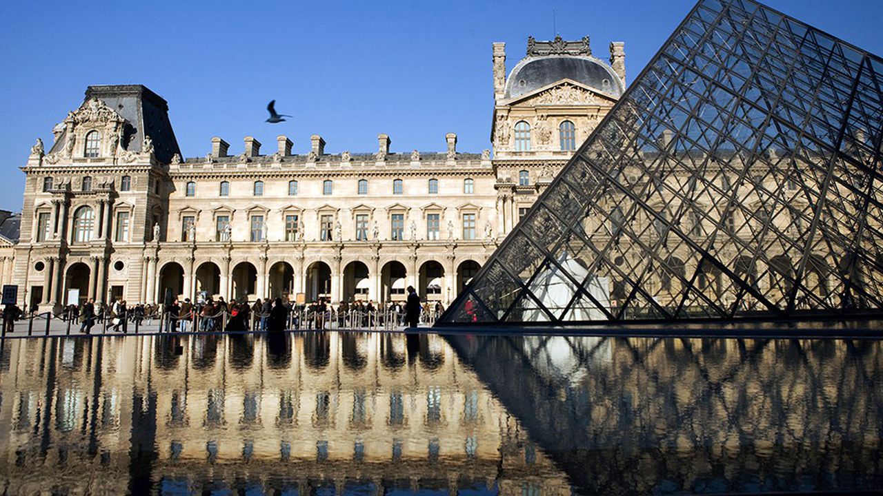 Парижда жойлашган Лувр музейи.