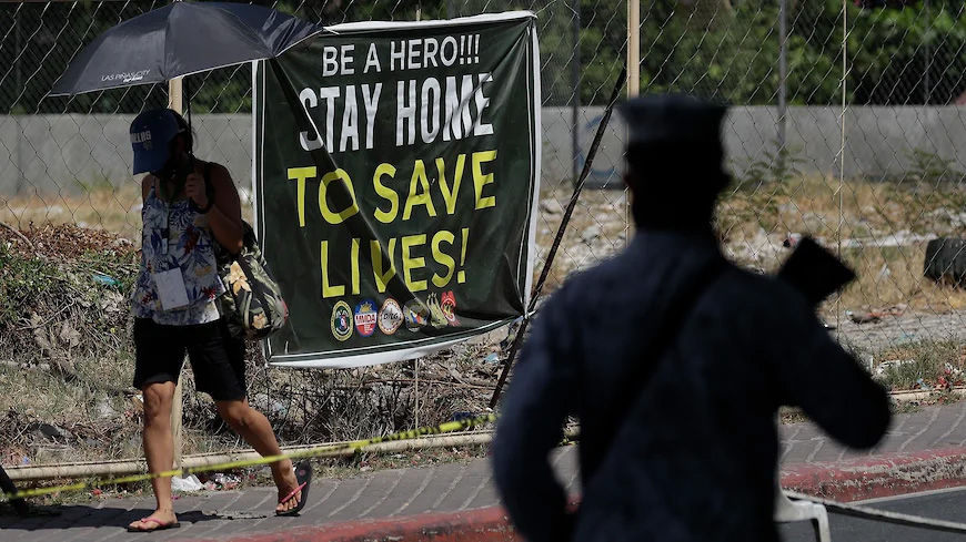 Филиппин президенти Родриго Дутерте полицияга карантин қоидаларини бузганларни отиб ташлашга рухсат берди. Баъзи кўчаларда одамларни тартибга чақириш мақсадида усти очиқ тобутлар ўрнатиб чиқилди.