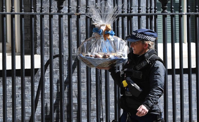 Лондонда полиция ходими мамлакат бош вазири Борис Жонсон ва унинг рафиқасига яқинда дунёга келган ўғли учун совға олиб бормоқда.