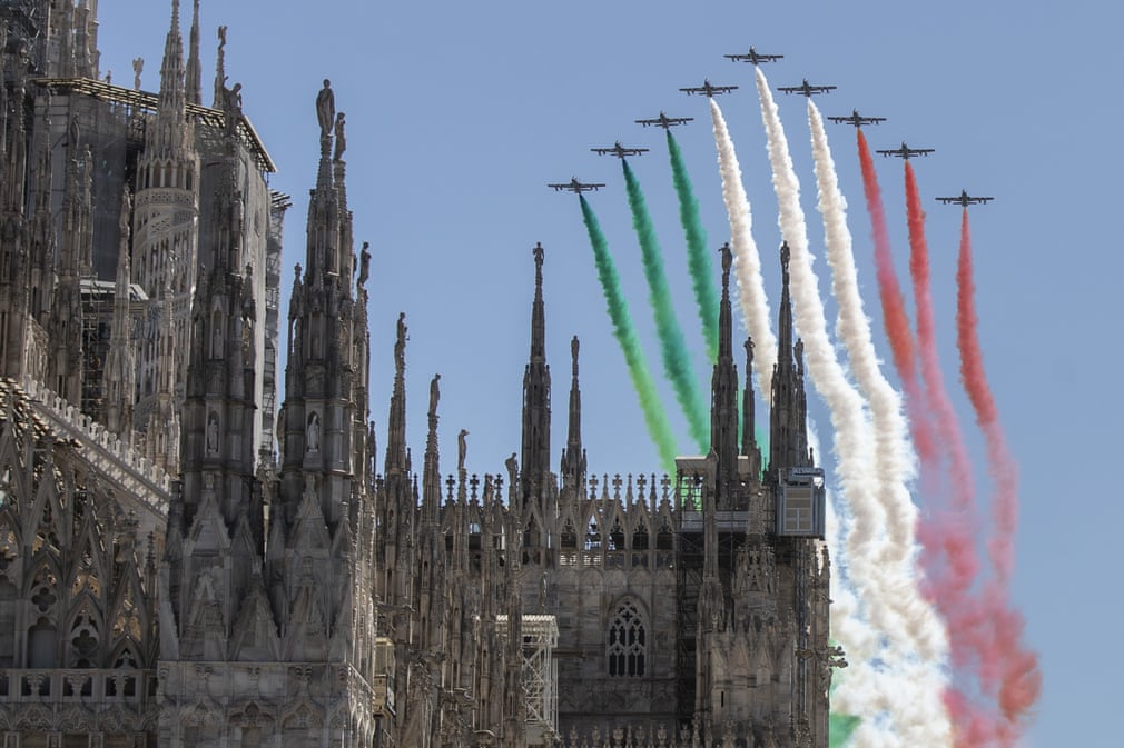 Italiya Respublikasi tashkil topgan kun sharafiga HHK samolyotlari Duomo cherkovi ustidan uchib o‘tmoqda.