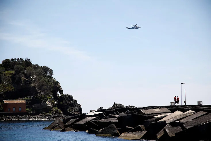 Италияда полиция пляжлардаги одамларни тарқатиш учун вертолётлардан фойдаланди.
