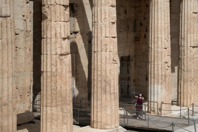 Afinada Madaniyat vazirligi vakili Akropol balni tozalab, tashrif buyuruvchilarni kutib olishga tayyorlanmoqda.