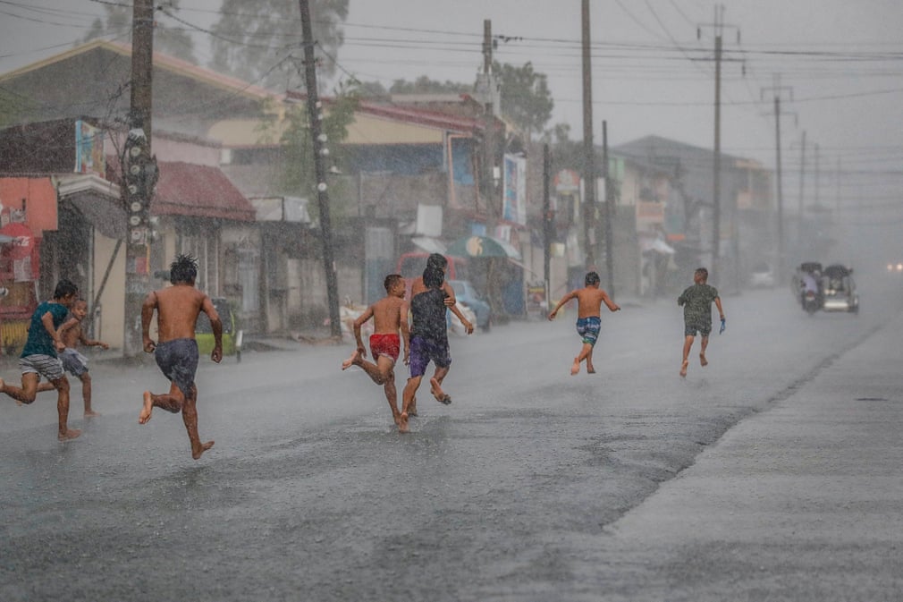 Filippinning Santo Tomas shahrida jala ostida qolgan bolalar.