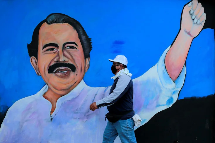 Никарагуа президенти Даниэль Ортега карантин эълон қилишни истамади. Ортега Худо уни ўз паноҳига олишини айтди. У яна митинглар ҳам уюштирмоқда, уларда одамлар касалликка қарши «севги кучи» билан курашмоқда.