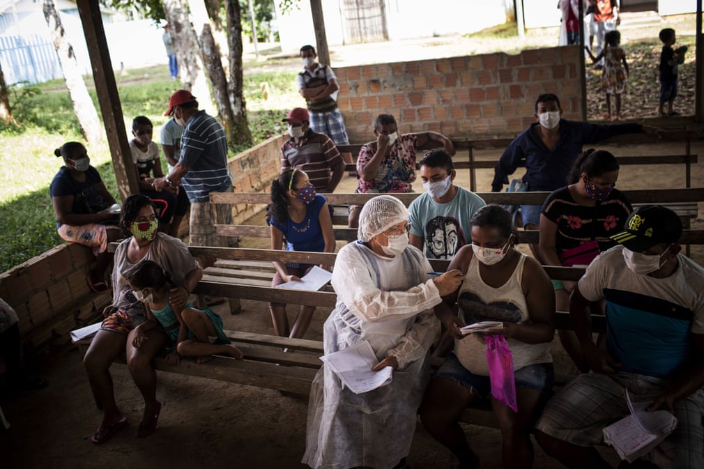 Braziliyaning Amazonas shtatidagi qishloqlardan birida tibbiyot xodimlari koronavirusga test olmoqda.