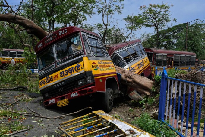 Ҳиндистоннинг Калкутта шаҳрида бўлган «Амфан» циклонидан талафот кўрган автобус иккига бўлиниб ётибди. Офат натижасида Ҳиндистон ва Бангладешда жами 76 нафар одам қурбон бўлди.