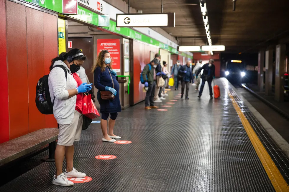 Миландаги метро йўловчилари масофа сақлашга амал қилмоқда.