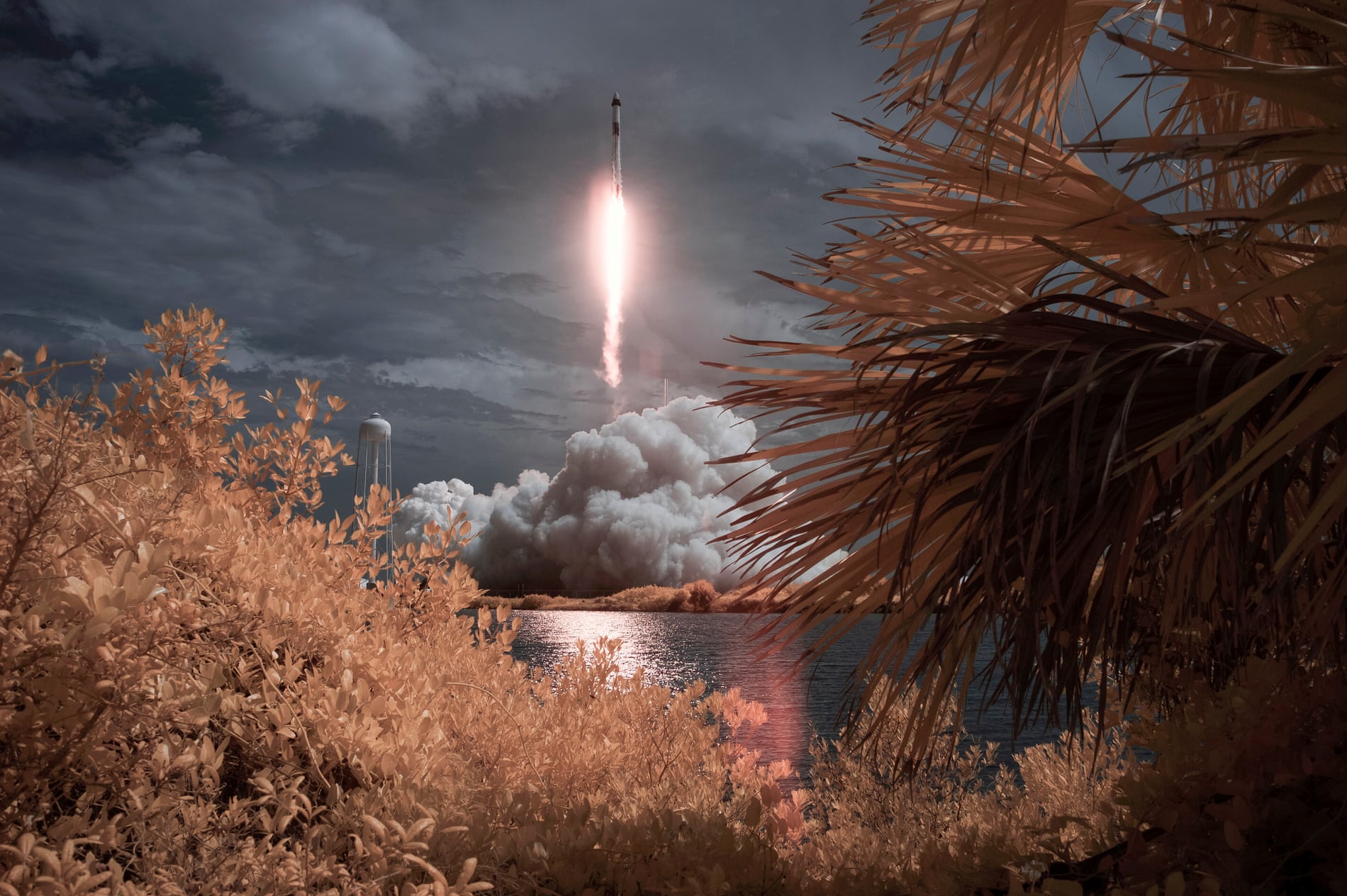 Crew Dragon kemasi Space X’ning Falcon 9 raketasi bilan fazoga ko‘tarilmoqda.
