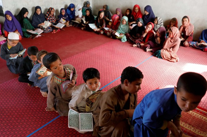 Afg‘onistonning Kobul shahridagi masjidda bolakaylar Qur’on o‘qimoqda.