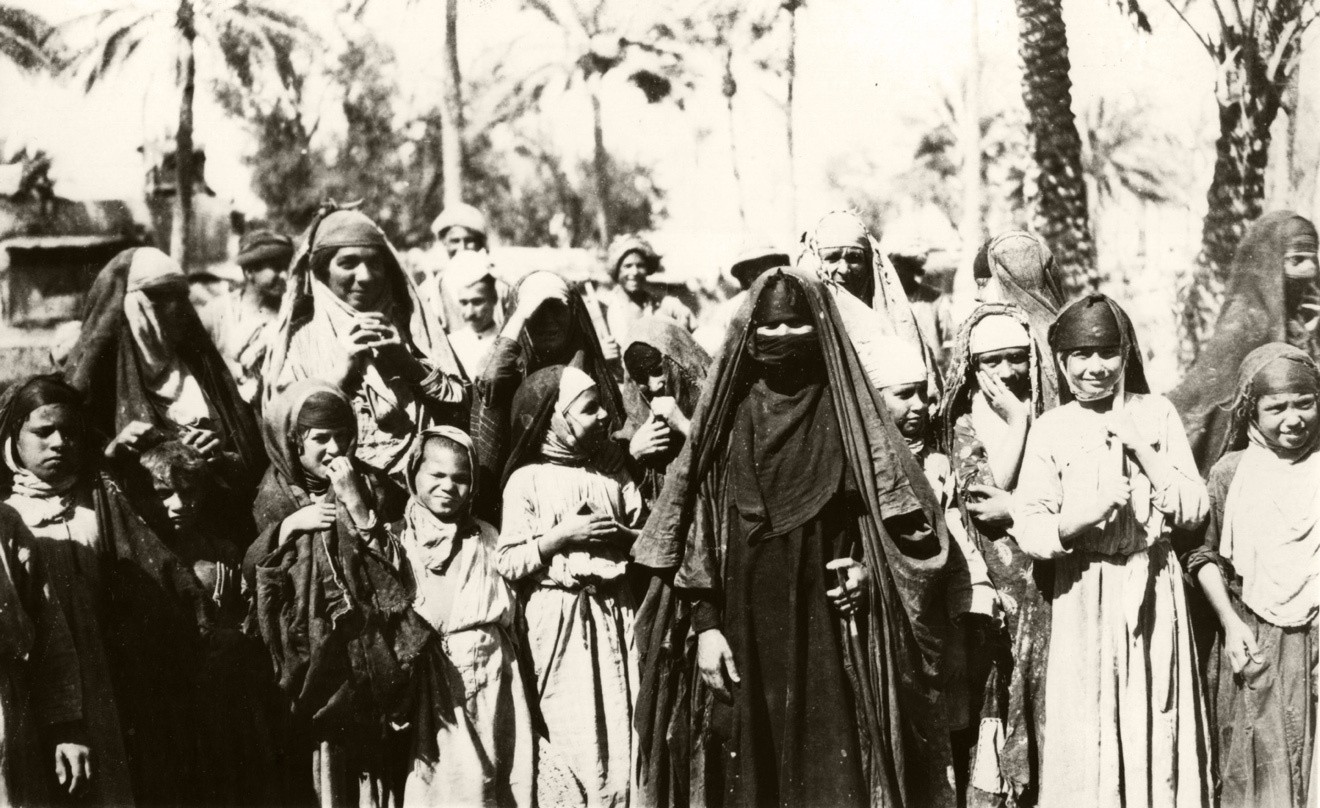 Араб аёллари тўйга тайёрланмоқда. Боғдод, 1918 йил.