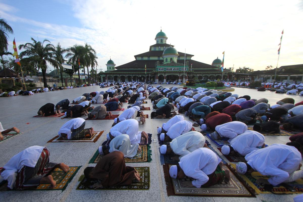 Indoneziyaning Janubiy Kalimantan provinsiyasida musulmon erkaklar Hayit namozini masjidda o‘qimoqda.