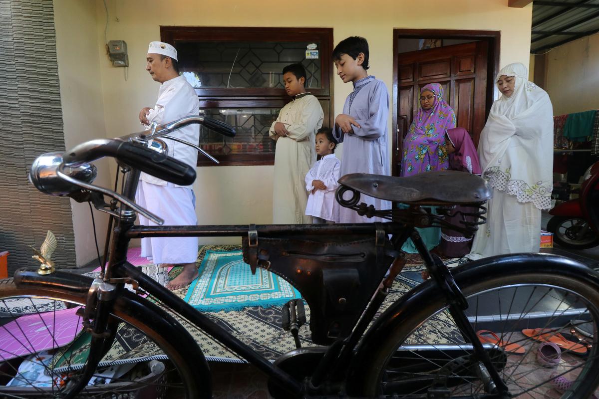 Indoneziyaning Sharqiy Yava orolida musulmonlar Hayit namozini uyda o‘qimoqda.