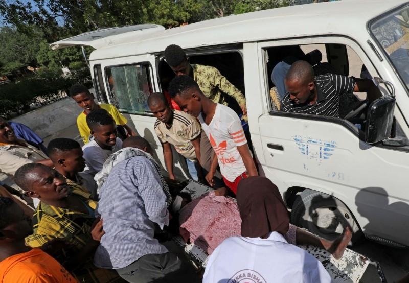 Somalidagi qishloqda mikroavtobus portlashi oqibatida jabrlanganlarga shifokorlar va fuqarolar yordam ko‘rsatmoqda. Hodisa oqibatida 6 kishi halok bo‘lgan.