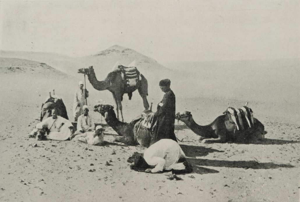 Саҳродаги ибодат. Гиза пирамидалари туманидаги бир гуруҳ араблар, 1911 йил.