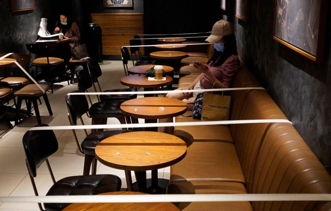 Гонконгдаги Starbucks қаҳвахонасида хўрандалар учун ажратилган жойлар сони камайтирилди.