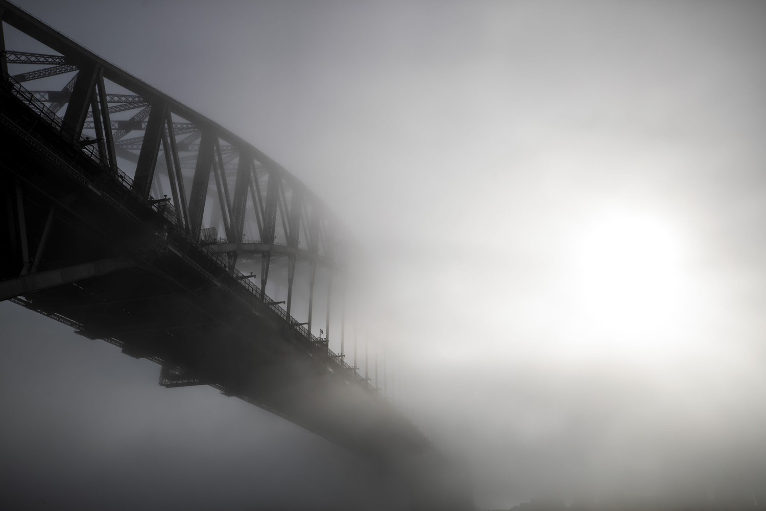 Туман ичида қолган Сиднейдаги кўприк.