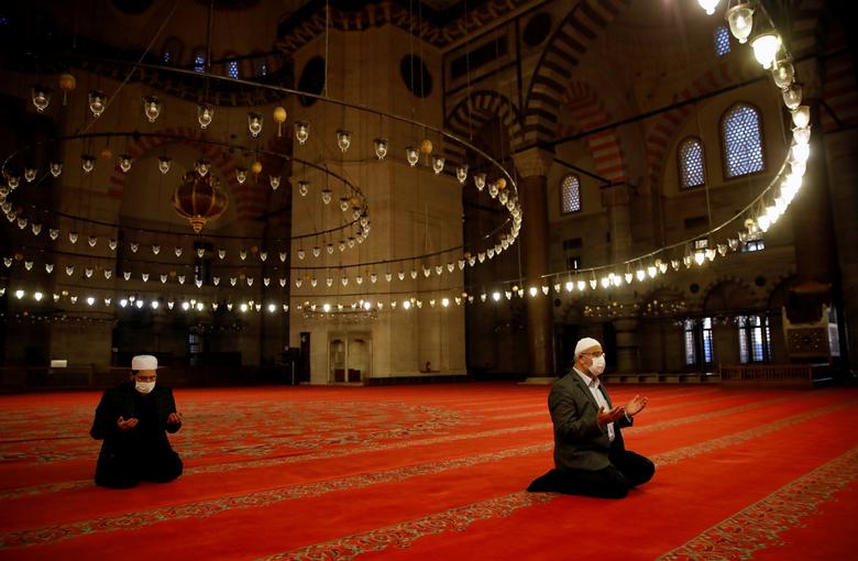 Turkiyaning Istanbul shahridagi Sulaymoniya masjidi xodimlari Hayit kuni bo‘m-bo‘sh masjid ichida namoz o‘qimoqda.
