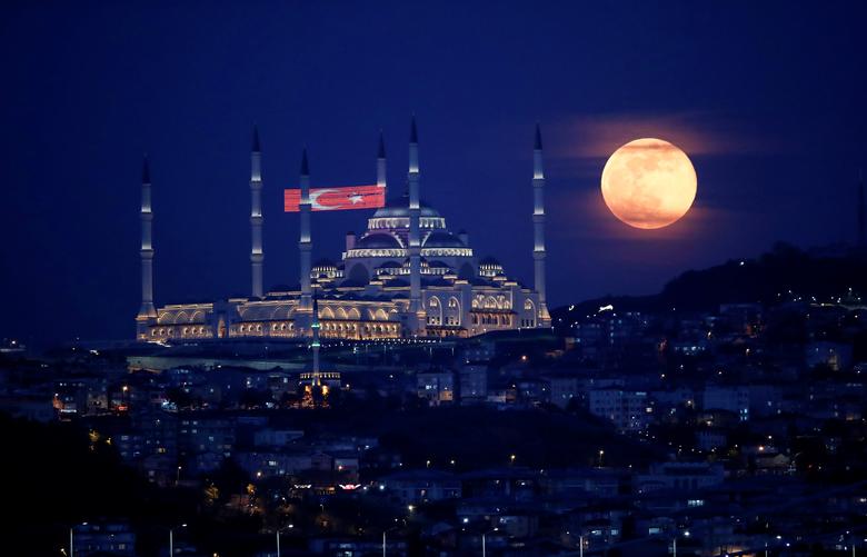 Super Oyning Turkiyaning Istanbul shahridagi masjid ustida ko‘rinishi.