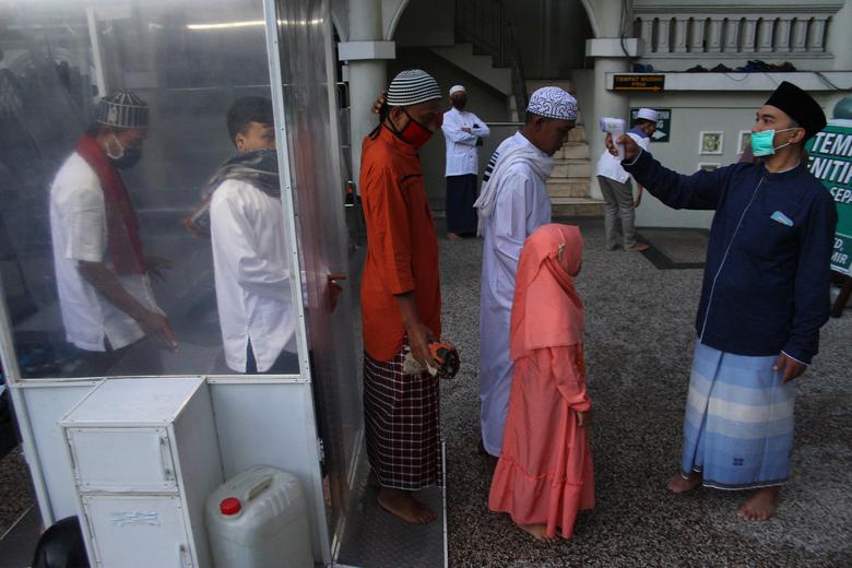 Indoneziyada msjidga kelayotgan musulmonlarning tana harorati o‘lchanmoqda.
