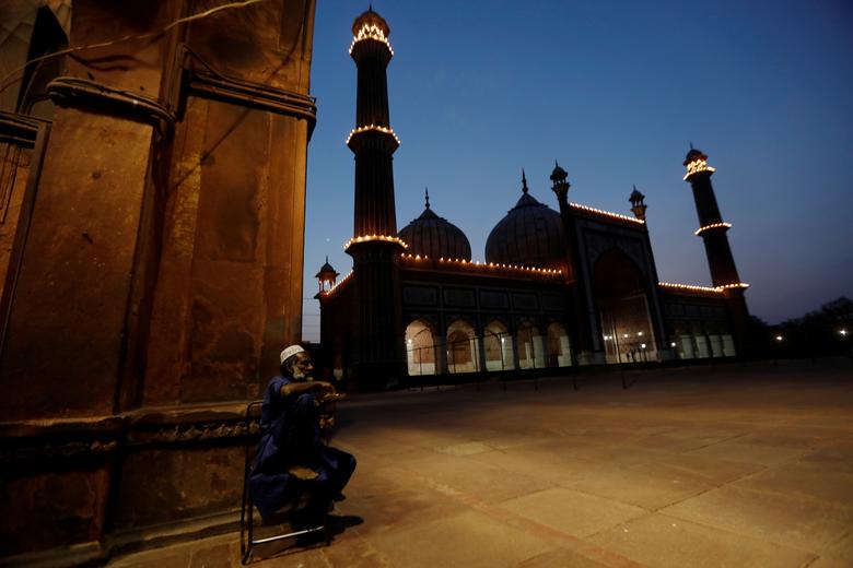 Hindistonning Dehli shahrida masjid oldida iftorlik qilayotgan musulmon erkak.