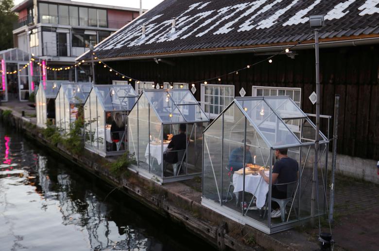 Amsterdamda restoranlar ikki kishilik joylarni maxsus kabina bilan o‘rab chiqqan.  