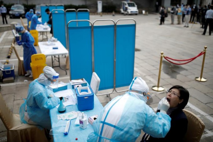 Пекинда ўтказилган Миллий вакиллар мажлиси олдидан коронавирусга тест топшираётган журналистлар.