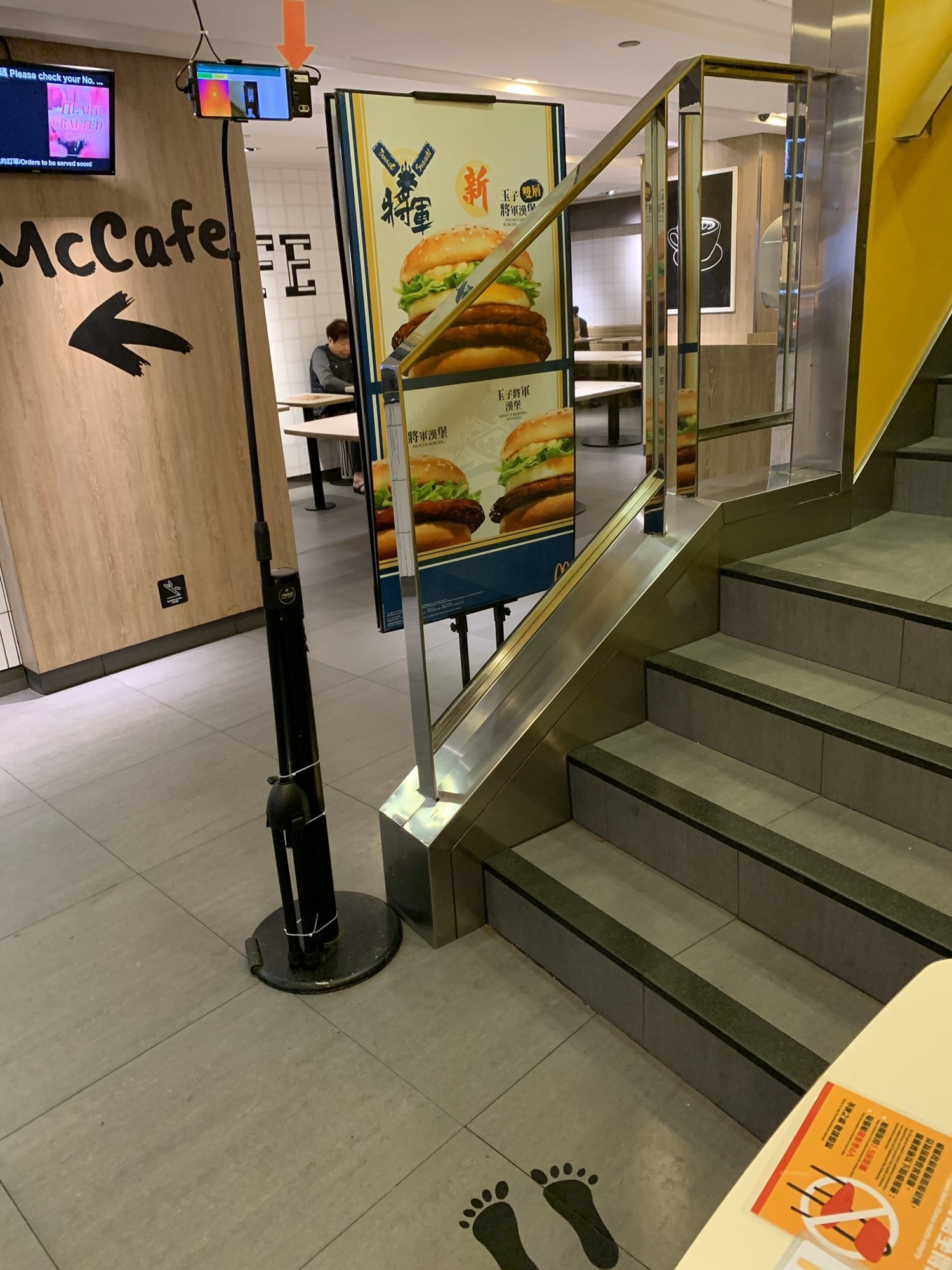 Гонконгдаги McDonald’sда мижозларга тана ҳароратини ўлчаш таклиф этилмоқда.