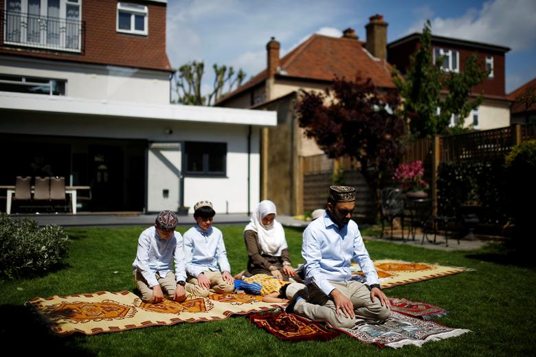 Buyuk Britaniyada yashovchi musulmonlar oilasi Hayit namozini uydagi hovlida o‘qimoqda.