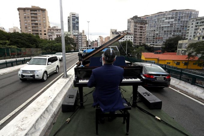 Braziliyaning San-Paulu shahrida yuk mashinasining ochiq turgan tomida yolg‘iz onalar uchun serenada chalib berayotgan pianinochi Rodrigo.