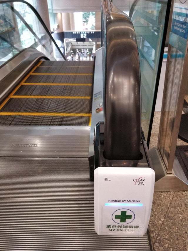 Гонконгдаги эскалатор тутқичлари автоматик тарзда ултрабинафша лампалар ёрдамида зарарсизлантирилмоқда.