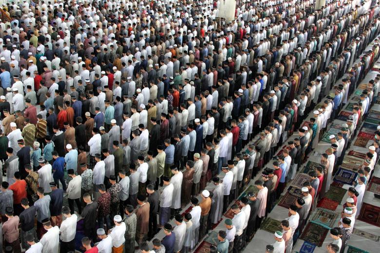Indoneziyadagi masjidda Hayit namozini o‘qiyotgan musulmonlar.