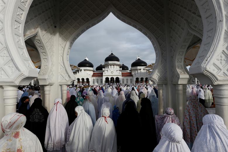 Indoneziyada musulmon ayollar masjidda Hayit namozini o‘qimoqda.