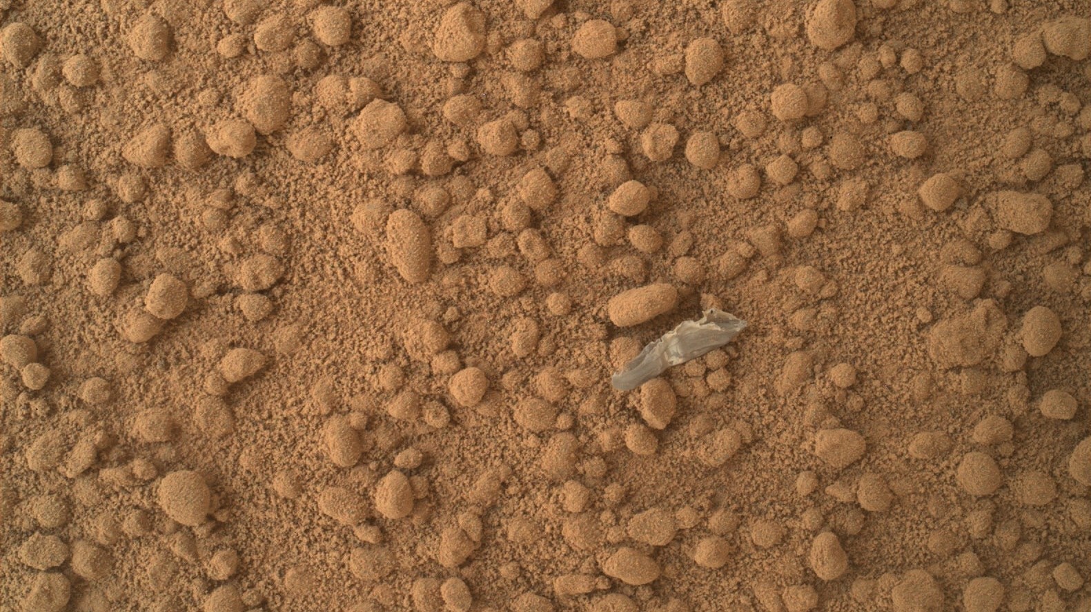 Mars yuzasida ko‘ringan plastik parchasi. Bu esa rostan ham plastik bo‘lib, u Curiosity marsoxodining tarkibiy qismi.                         Foto: Gizmodo