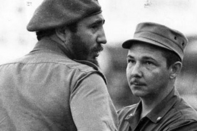 Фидель Кастро ва Рауль Кастро.