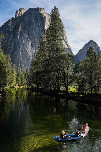 Kaliforniyaning Yosemiti milliy bog‘idagi Mersed ko‘lida suzib ketayotgan eshkak eshuvchilar.