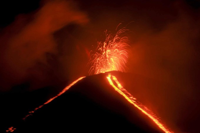 Gvatemaladagi Pakaya vulqoni San-Visente qishlog‘idan ko‘rinmoqda.