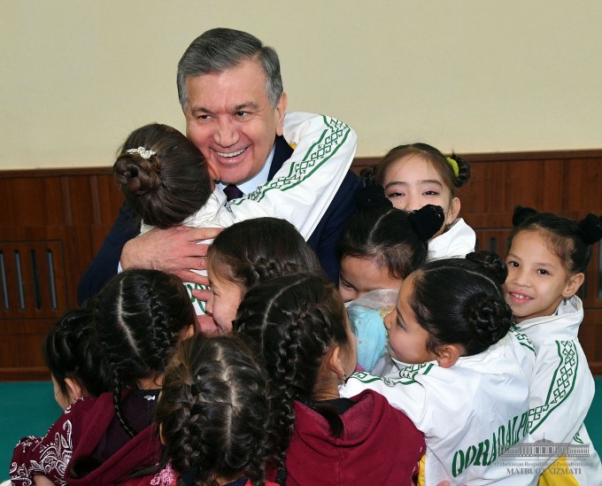 Президент Шавкат Мирзиёев Нукусдаги спорт мажмуасига ташрифи вақтида ёш спортчилар билан.