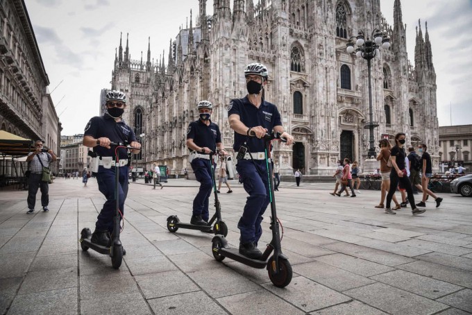Italiyaning Milan shahrida motorollerdagi politsiyachilar shaharning asosiy maydonida ish jarayonida.