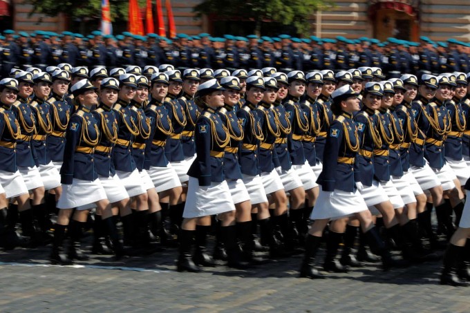 Rossiyaning Moskva shahrida G‘alabaning 75 yilligi munosabati bilan o‘tkazilgan paradda chiqish qilayotgan harbiy ayollar.