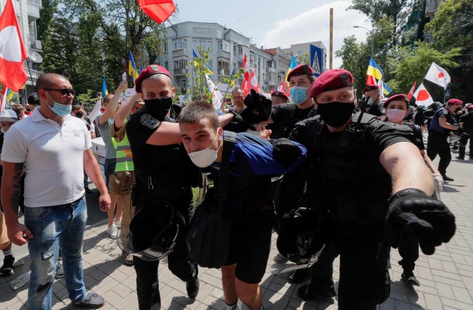 Ukrainaning Kiyev shahrida politsiya xodimlari ultra o‘ng jangarini qo‘lga oldi. U prezident ma’muriyatining binosi oldida namoyish o‘tkazgan.