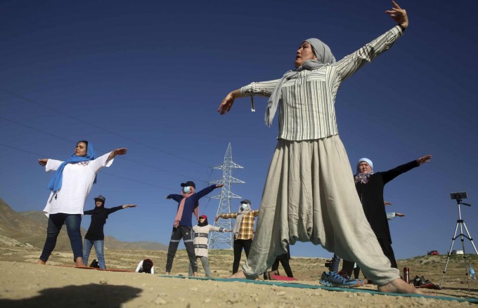 Afg‘onistonning Kobul shahridagi ilk ayollar yoga klubi asoschisi Fahriya Mumtoz Xalqaro yoga kunida ishtirok etmoqda.