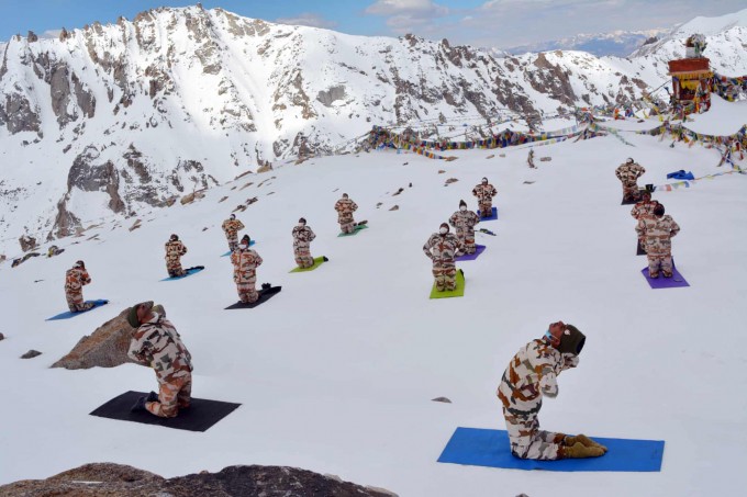 Hindistonda Hind-Tibet chegara politsiyasi Xalqaro yoga kunida mashg‘ulotlar olib bormoqda.