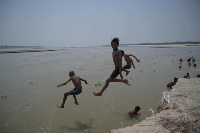 Hindistonning Prayagraj hududida Ganga daryosiga sakrayotgan bolalar.