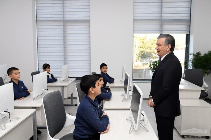 Prezident Shavkat Mirziyoyev Muhammad al-Xorazmiy nomidagi axborot-kommunikatsiya texnologiyalari yo‘nalishiga oid fanlarni chuqurlashtirib o‘qitishga ixtisoslashtirilgan maktabda. 2019-yil, 27-dekabr.