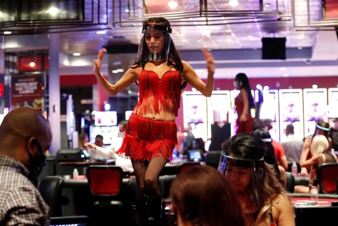 Karantin tadbirlari yumshatilgach AQShning Las-Vegas shahrida kazinolar qayta ochildi.