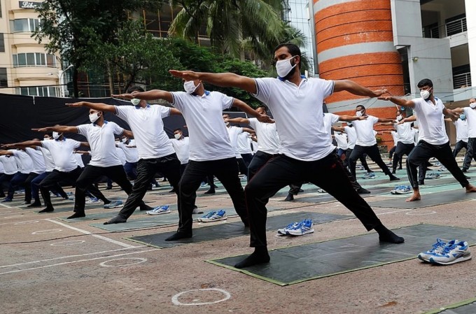 Bangladeshning Dakka shahridagi politsiya o‘z xodimlari uchun doimiy yoga mashg‘ulotlari tashkil etdi.