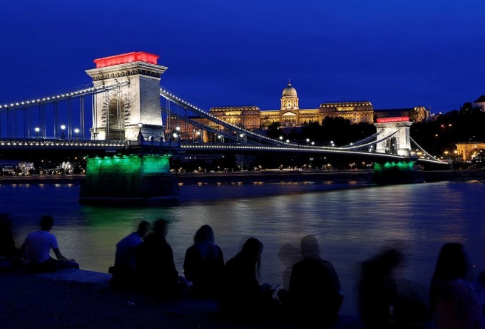 Будапештдаги Дунай дарёси устидаги кўприк Трианон битимининг юз йиллиги муносабати билан миллий байроқ рангларига бўялди. Айни битим натижасида Венгрия 72% ҳудуди ва 64% аҳолисидан айрилган эди.