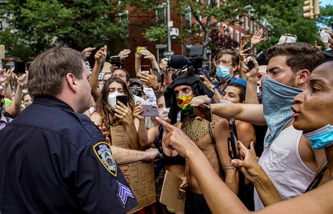 Нью-Йоркда юзлаб фаол намойишчилар Occupy City Hall митингида қатнашмоқда. Улар полиция бюджетини қисқартиришни талаб қилмоқда.